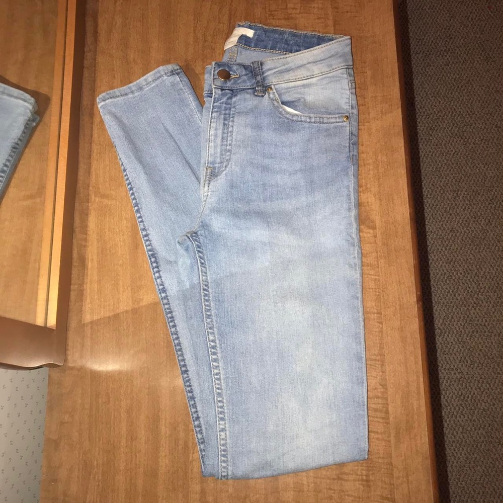 ☘️ 3 for $20! ☘️ H&M High Rise Long Light Blue Jeans- Size 4
